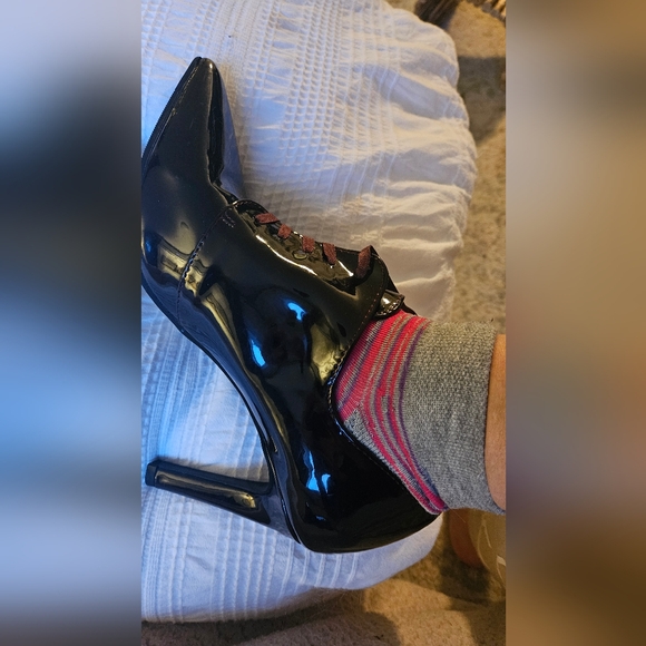 Le Chateau Bordeaux colored ankle booties. - Picture 7 of 7